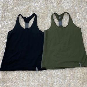 Bundle Under Armour tanks (2) S black and green